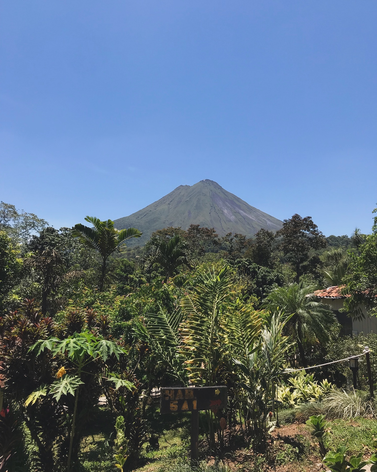 Volcán Arenal en Costa Rica con su característico cono y nubes al atardecer