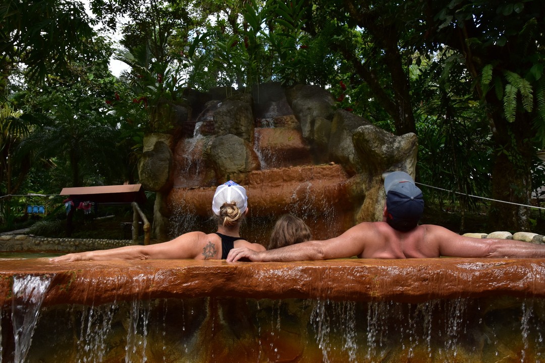 Huéspedes disfrutando las aguas termales minerales del Hotel Kokoro, La Fortuna