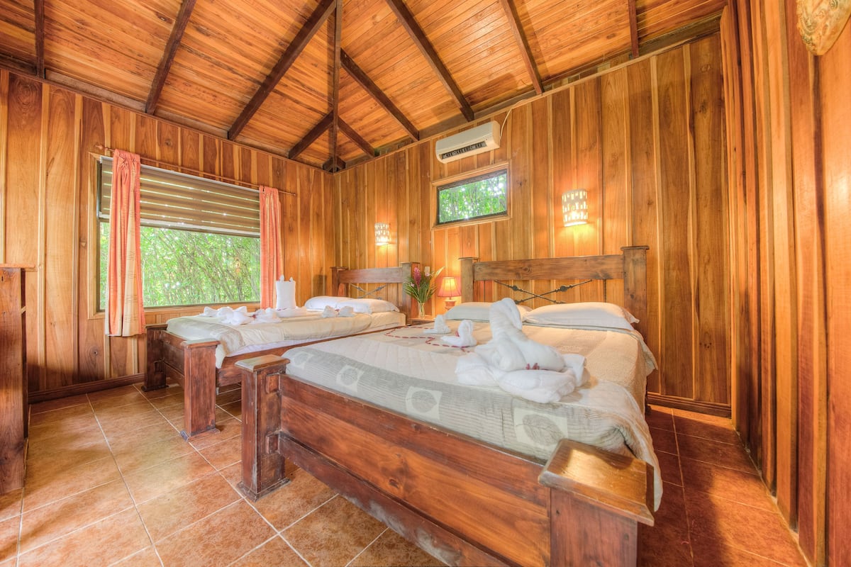 Cabaña Ecolodge con Vista al Volcán Arenal — jardín privado y terraza, Hotel Kokoro