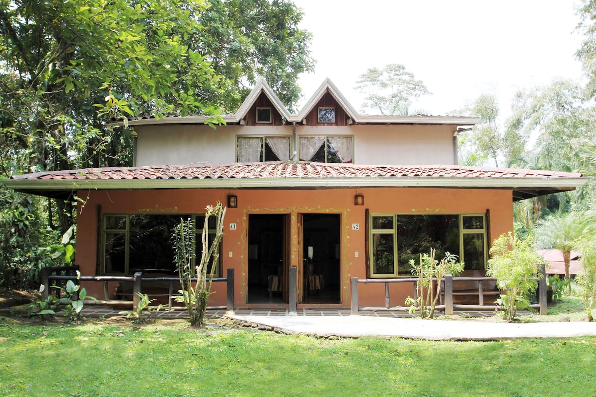 Superior Ecolodge del Hotel Kokoro con jardín natural y acceso a termas